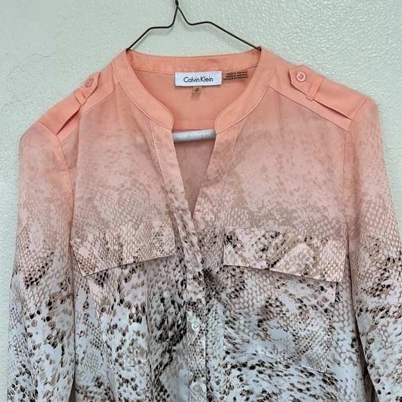 Unique Calvin Klein Peach Animal Print Long Sleeve Button Front V Neck Blouse XS - Picture 2 of 4